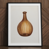Amber Bottle - Anna Aloisi, estampe d’art de verrerie des années 1930 / Toile, 24x32’’ / 61x81cm / Cadre noir / Passe-partout, Affiches, estampes et art visuel,
