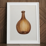 Amber Bottle - Anna Aloisi, estampe d’art de verrerie des années 1930 / Toile, 24x32’’ / 61x81cm / Cadre blanc / Passe-partout, Affiches, estampes et art visuel,