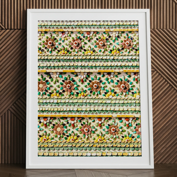Flower Beds - Floraler Mosaik-Kunstdruck eines thailändischen Tempels / Leinwand, 24x32’’ / 61x81cm / Weißer Rahmen / Passepartout, Poster, Drucke & visuelle Kunstwerke,