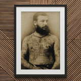 Porträt eines tätowierten Mannes – Charles Eisenmann Kunstdruck / Leinwand, 20x30’’ / 51x76cm / Schwarzer Rahmen / Passepartout, Poster Drucke & Visual