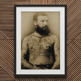 Porträt eines tätowierten Mannes – Charles Eisenmann Kunstdruck / Leinwand, 20x30’’ / 51x76cm / Schwarzer Rahmen / Passepartout, Poster Drucke & Visual