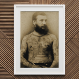 Porträt eines tätowierten Mannes – Charles Eisenmann Kunstdruck / Leinwand, 20x30’’ / 51x76cm / Weißer Rahmen / Passepartout, Poster Drucke & Visual