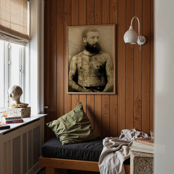 Porträt eines tätowierten Mannes – Charles Eisenmann Kunstdruck / Leinwand, Poster Drucke & Visual Artwork, Toby Leon