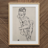 Seated Male Nude (autoritratto) - Stampa Fine Art di Egon Schiele / Canvas, 12x18’’ / 31x46cm / Cornice Naturale / Matboard, Poster Stampe &