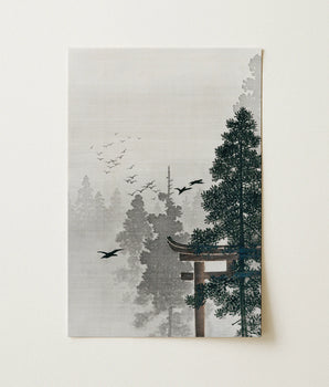 Zwerm van Vogels en een Torii-poort in een dennenbos - Ohara Koson kunstdruk 