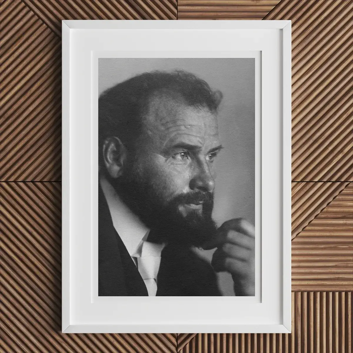 Portrait en noir et blanc encadré reflétant le style de la Sécession viennoise de Gustav Klimt