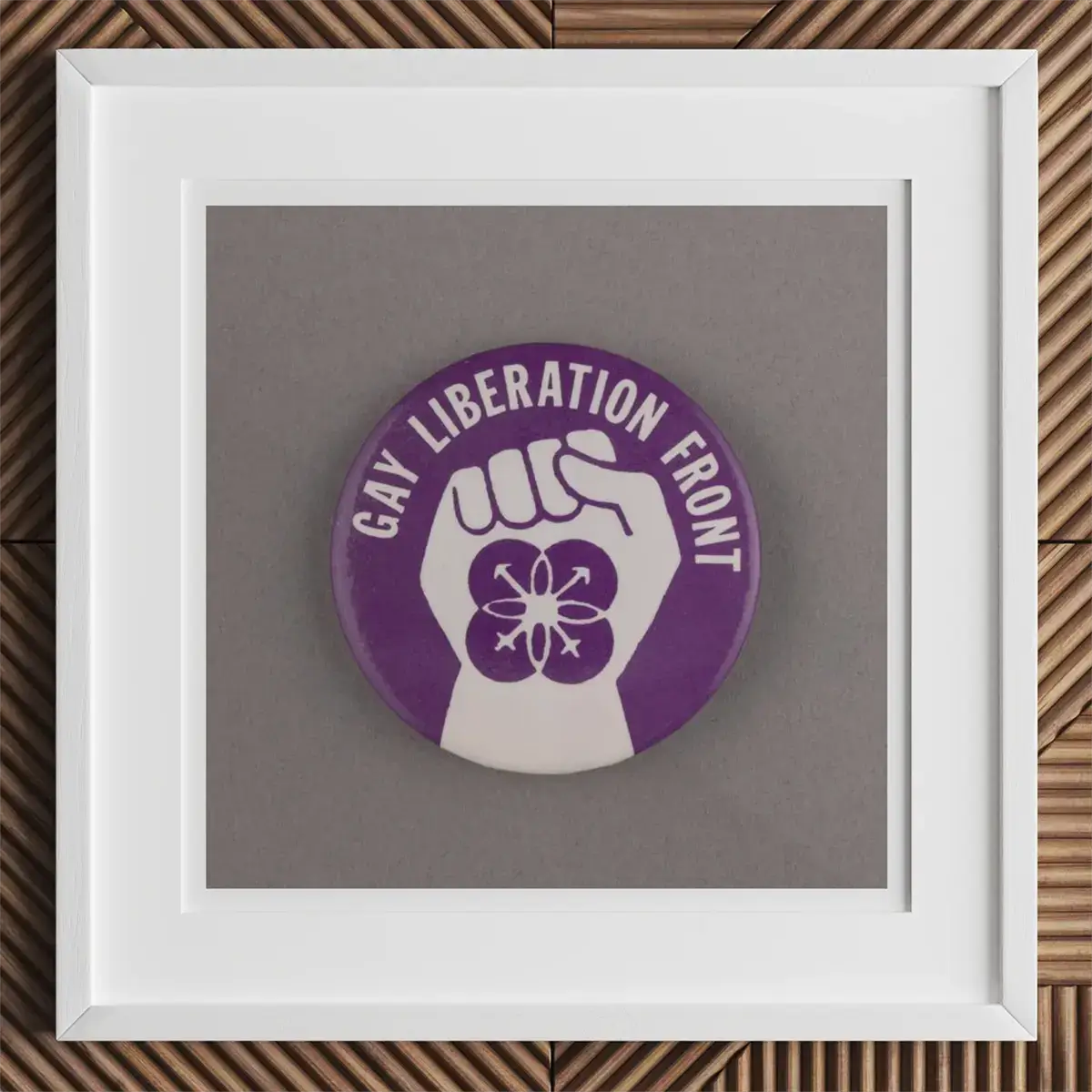Ingelijste Gay Liberation Front-knop die LGBTQ+ kunstgeschiedenis en activisme laat zien.