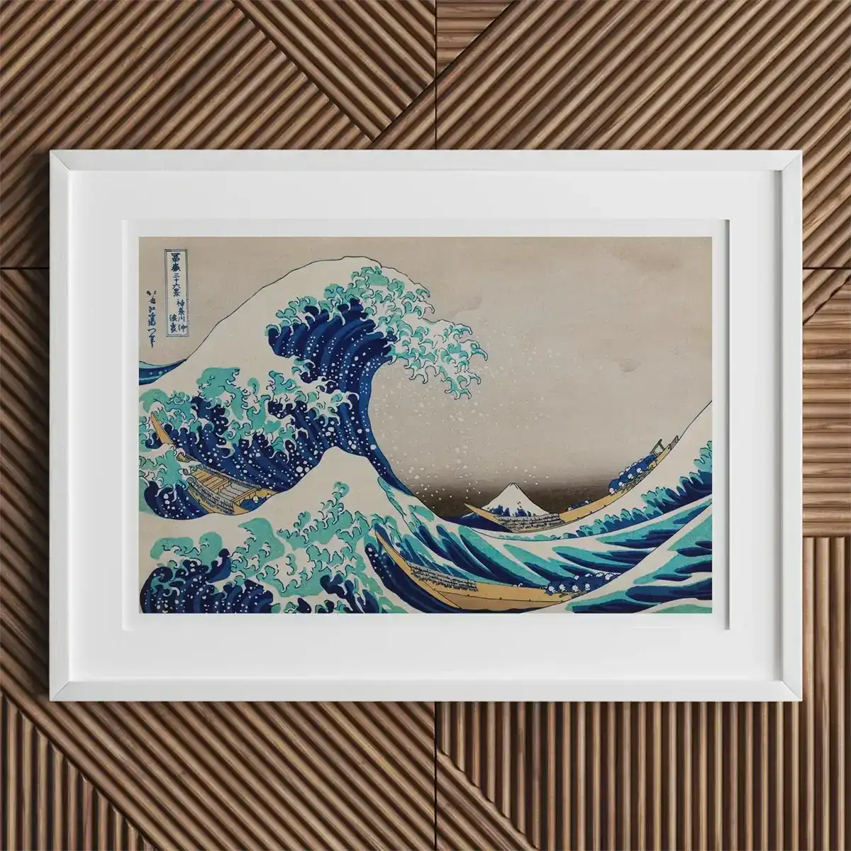 Impression encadrée de la Grande Vague mettant en valeur les estampes sur bois ukiyo-e de la période Edo.