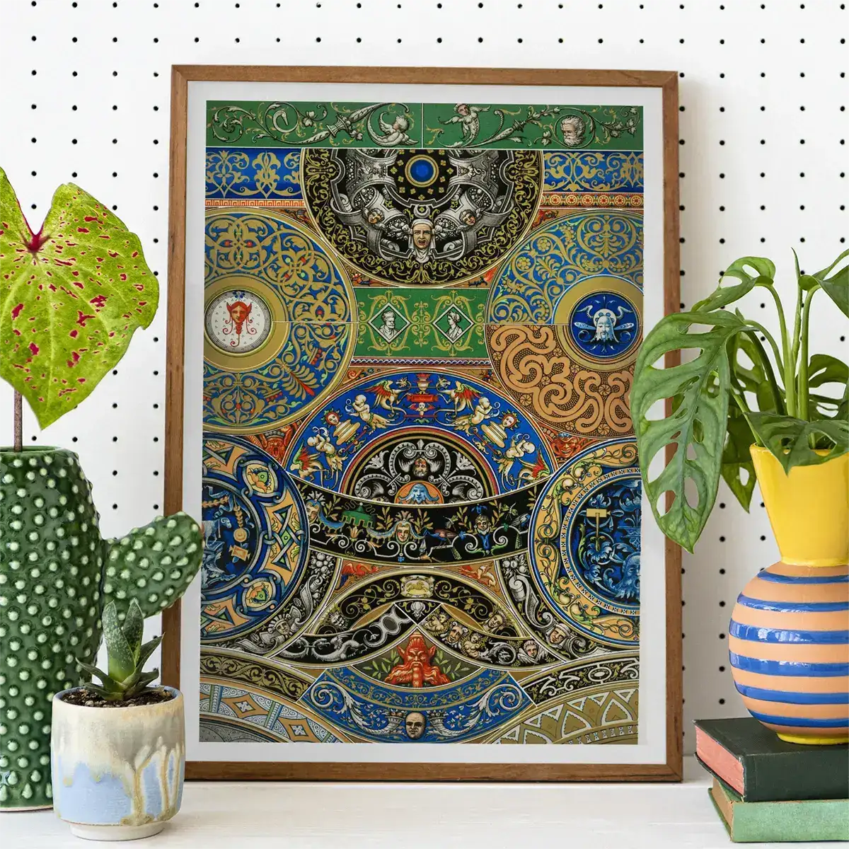 Œuvre d'art encadrée avec un motif circulaire orné inspiré par L'ornement Polychrome d'Auguste Racinet.