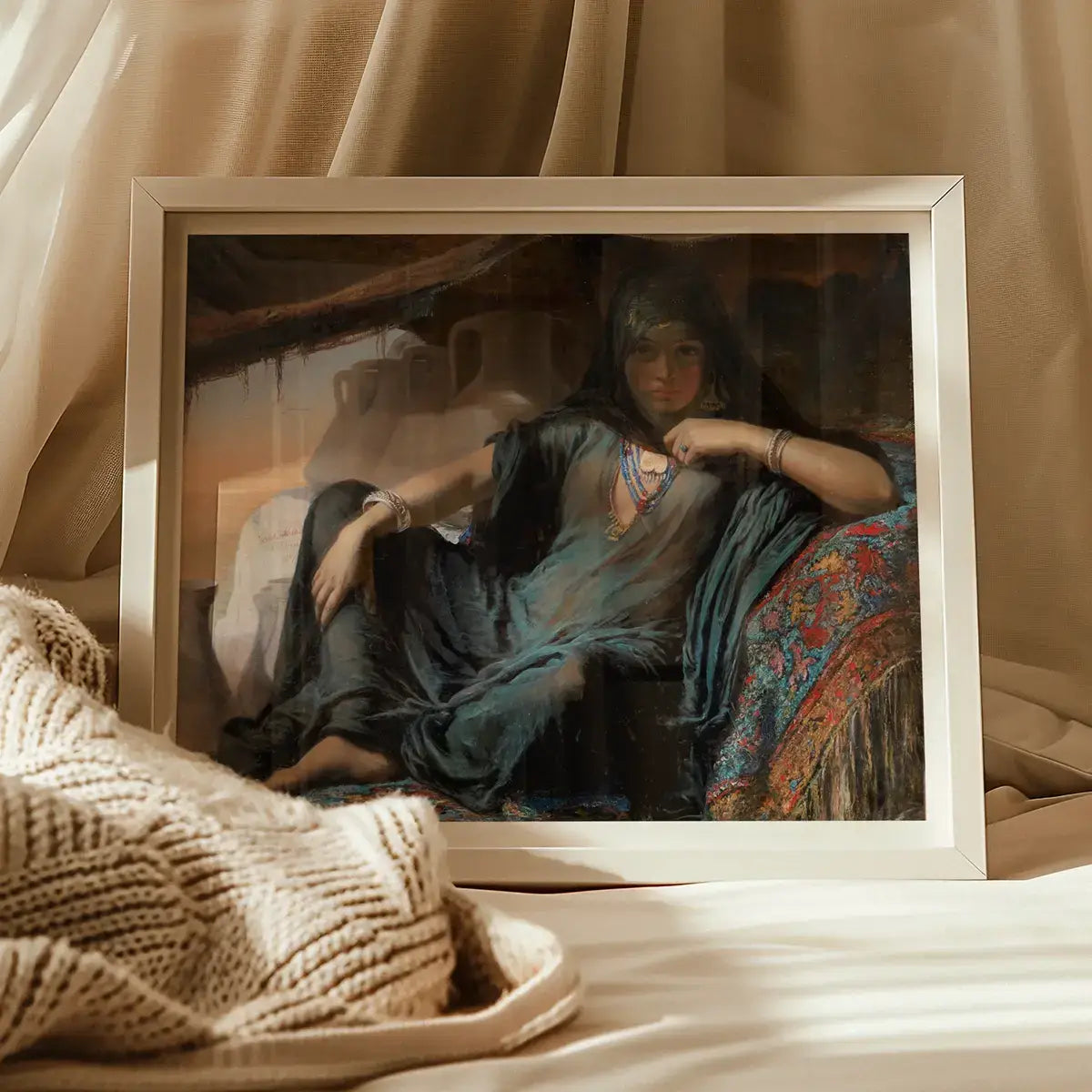 Pintura enmarcada de una mujer en el arte orientalista del Medio Oriente que transmite deseo.