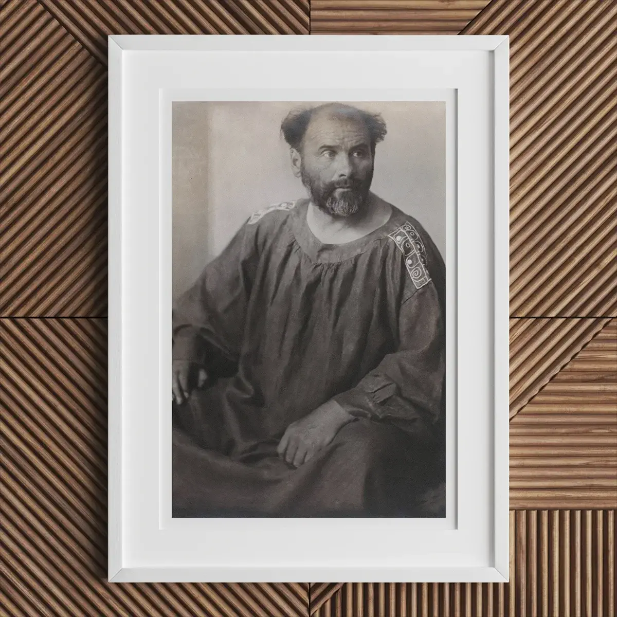 Portrait encadré d'un homme barbu reflétant le style de la Sécession viennoise de Gustav Klimt.