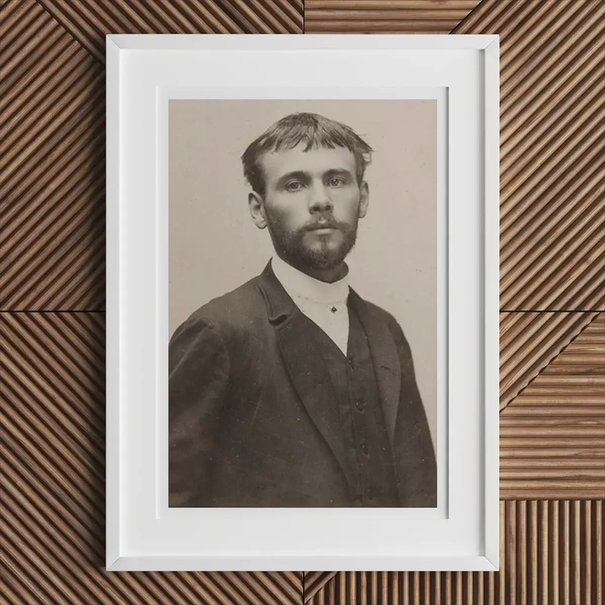 Portrait encadré d'un homme inspiré par Gustav Klimt et le mouvement de la Sécession viennoise.
