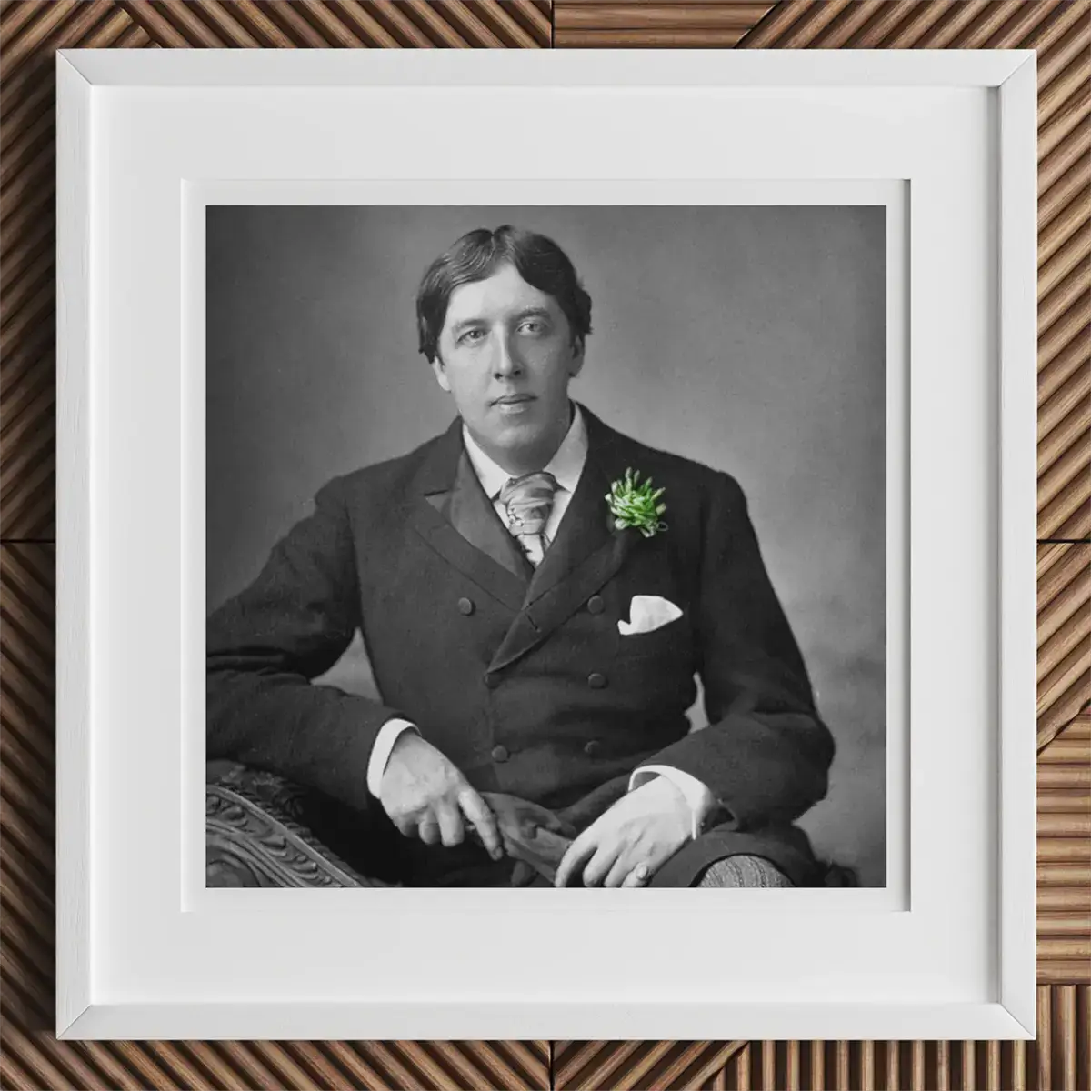 Ingelijste portret van Oscar Wilde, een sleutelfiguur in de LGBTQ+ kunstgeschiedenis.
