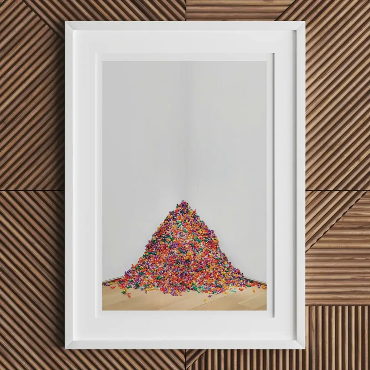 Ingelijste print van een kleurrijke strooiselhoop, ter viering van LGBTQ+ kunst en popart invloeden.