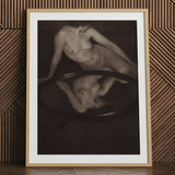 Donna nuda con specchio - Stampa d'arte di Clarence H. White, 24x32’’ / 61x81cm / Cornice naturale / Passepartout 2’’, Stampe di poster e opere d'arte visiva,