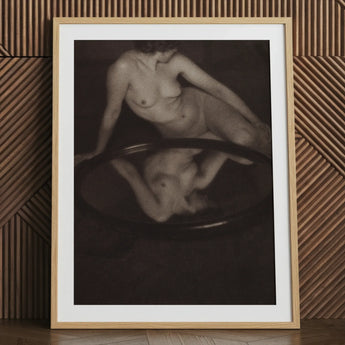Donna nuda con specchio - Stampa d'arte di Clarence H. White, 24x32’’ / 61x81cm / Cornice naturale / Passepartout 2’’, Stampe di poster e opere d'arte visiva,