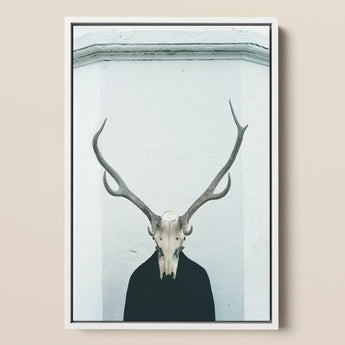 Ritual - Tirage d’art de crâne de cerf inquiétant / Toile, 12x17’’ / A3 / Cadre blanc, Affiches imprimées & œuvres d’art visuel, Toby Leon